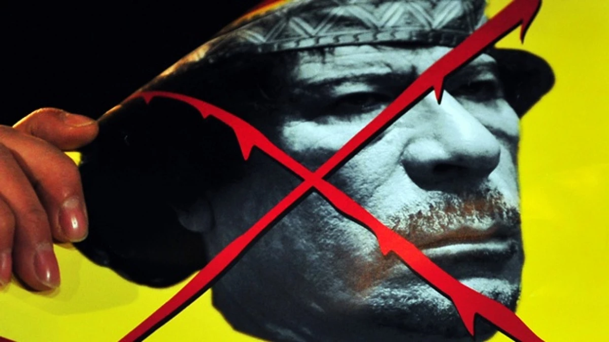 foto de gadhafi en un cartel