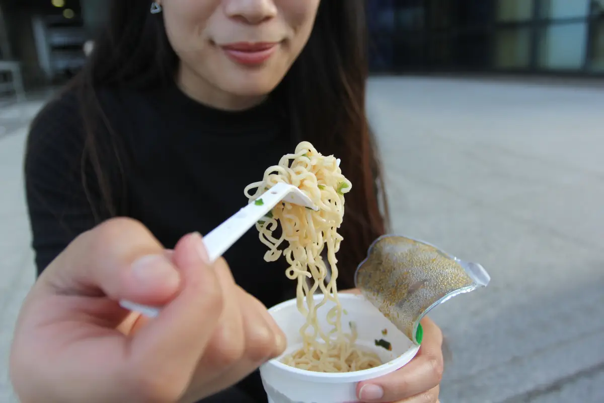 Consumo de alimentos con exceso de sodio como sopas Maruchan. Foto: iStock. 