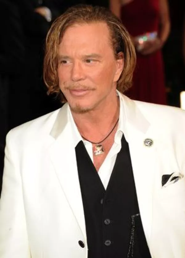 El actor firmó ya el contrato para su participación en el filme, en el que dará vida a un ruso que se enfrentará al personaje de Robert Downey Jr.