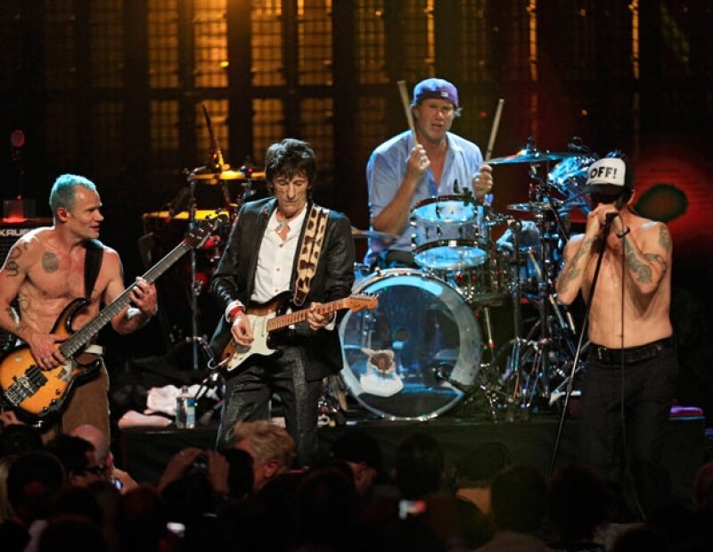Los Red Hot Chili Peppers durante su actuación en el Salón de la Fama del Rock, con Ron Wood como guitarrista invitado.