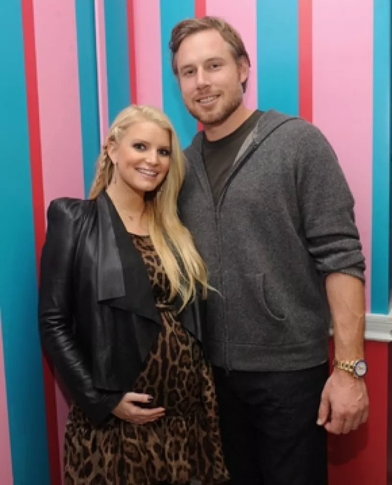 La cantante desea unir su vida a la de su prometido Eric Johnson en cuanto nazca su segundo bebé, lo cual no tarda en suceder.