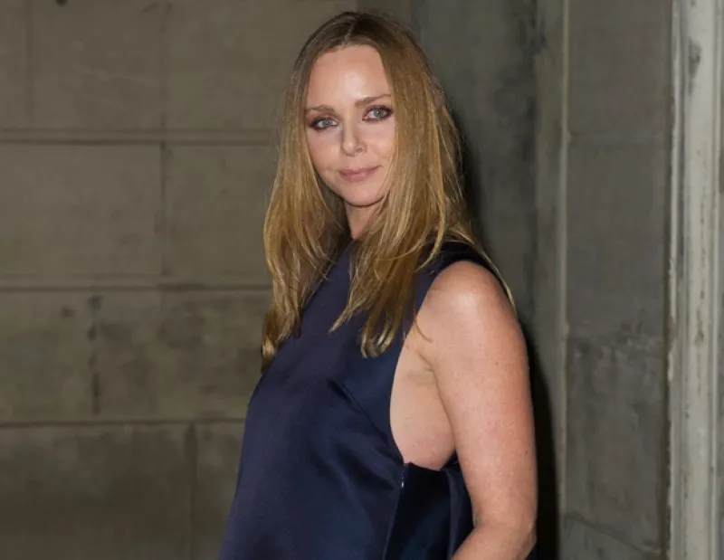 Stella McCartney utilizó un espectáculo inusual sin pasarela, Issa recurrió a coloridos estampados florales, y Alice Temperley a pinturas del siglo XVIII.
