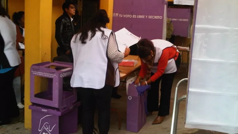 A las 8:30 aún están instalando la casilla donde votará Eruviel