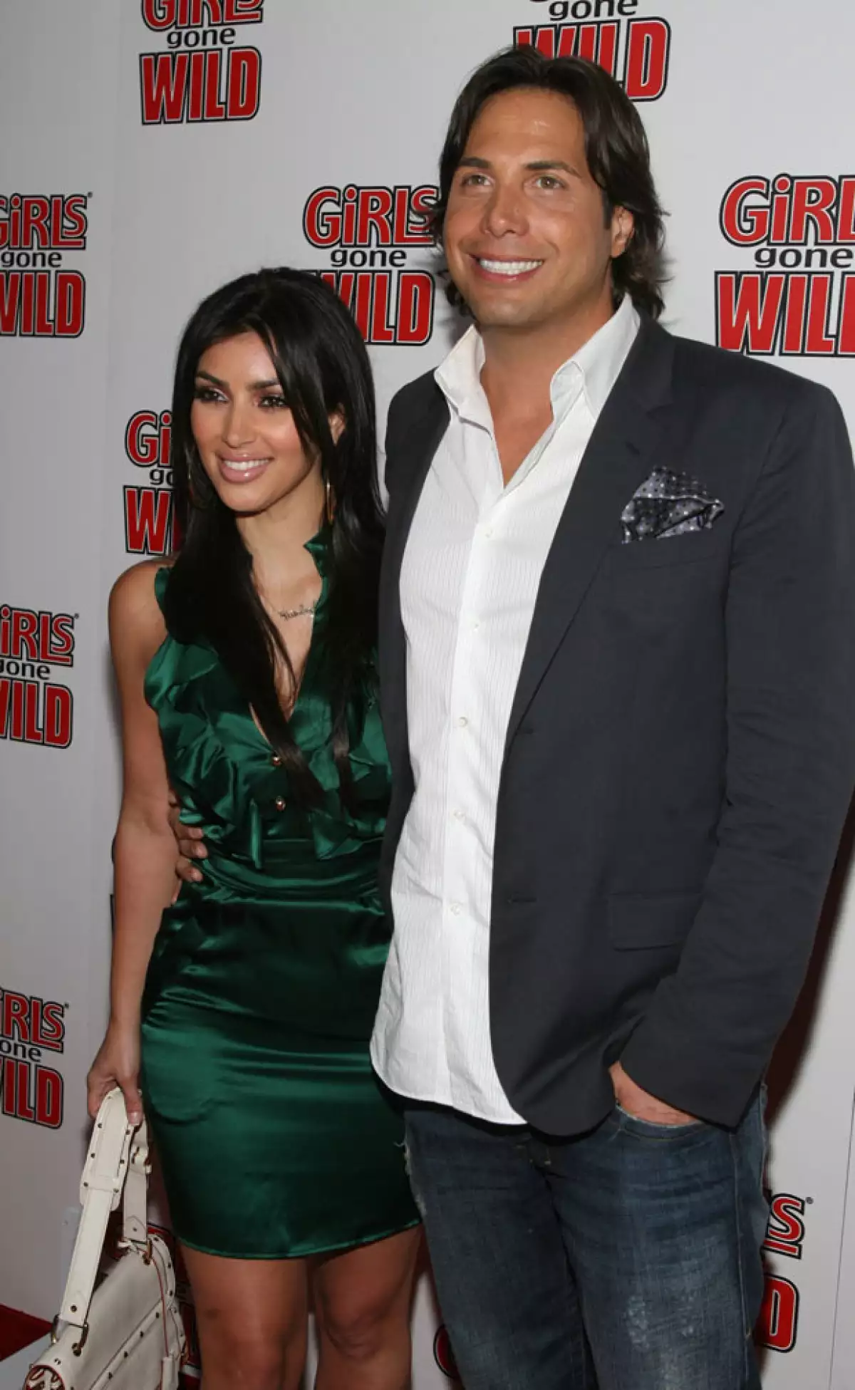 Un nuevo libro que se está preparando sobre la esposa de Kanye West detalla cómo logró hacerse de esta suma tras la filtración de su video con su ex novio.