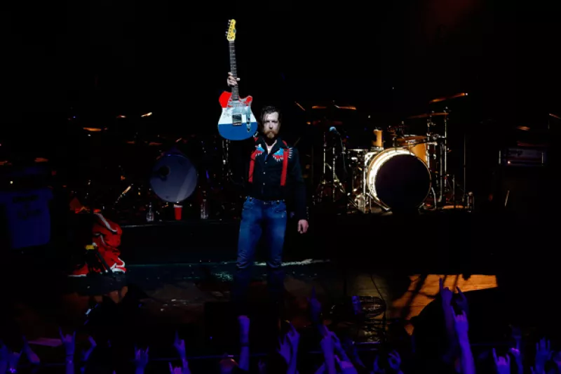 A tres meses de los asesinatos en el venue, Eagles of Death Metal arribaron una vez más para terminar su inconcluso concierto, y por supuesto, enfrentar los terribles sucesos.