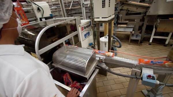 Por medio de un sistema de vibraci�n las galletas se mueven para ser empacadas por medio de tres tipos de laminados