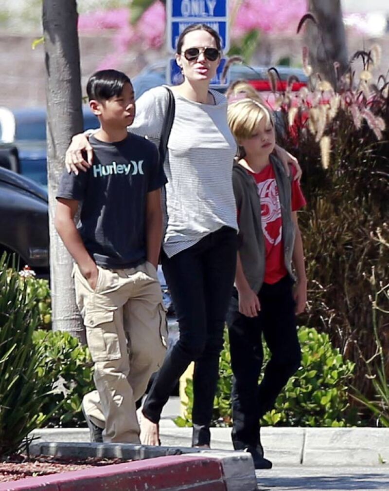 Angelina Jolie fue captada como toda una amorosa madre con sus hijos Pax y Shiloh.