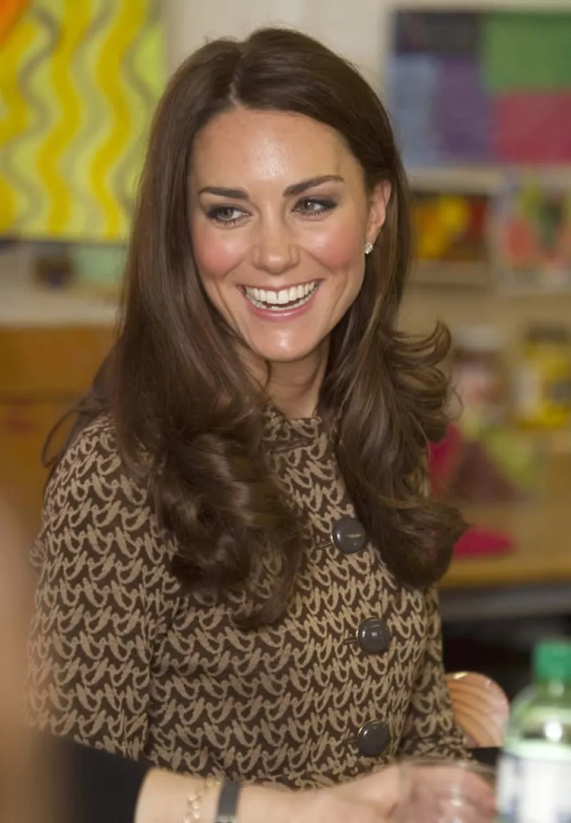 La Duquesa de Cambridge visitó `The Art Room´, una organización que da clases de pintura a niños con problemas de comportamiento, ahí se lució con su outfit.