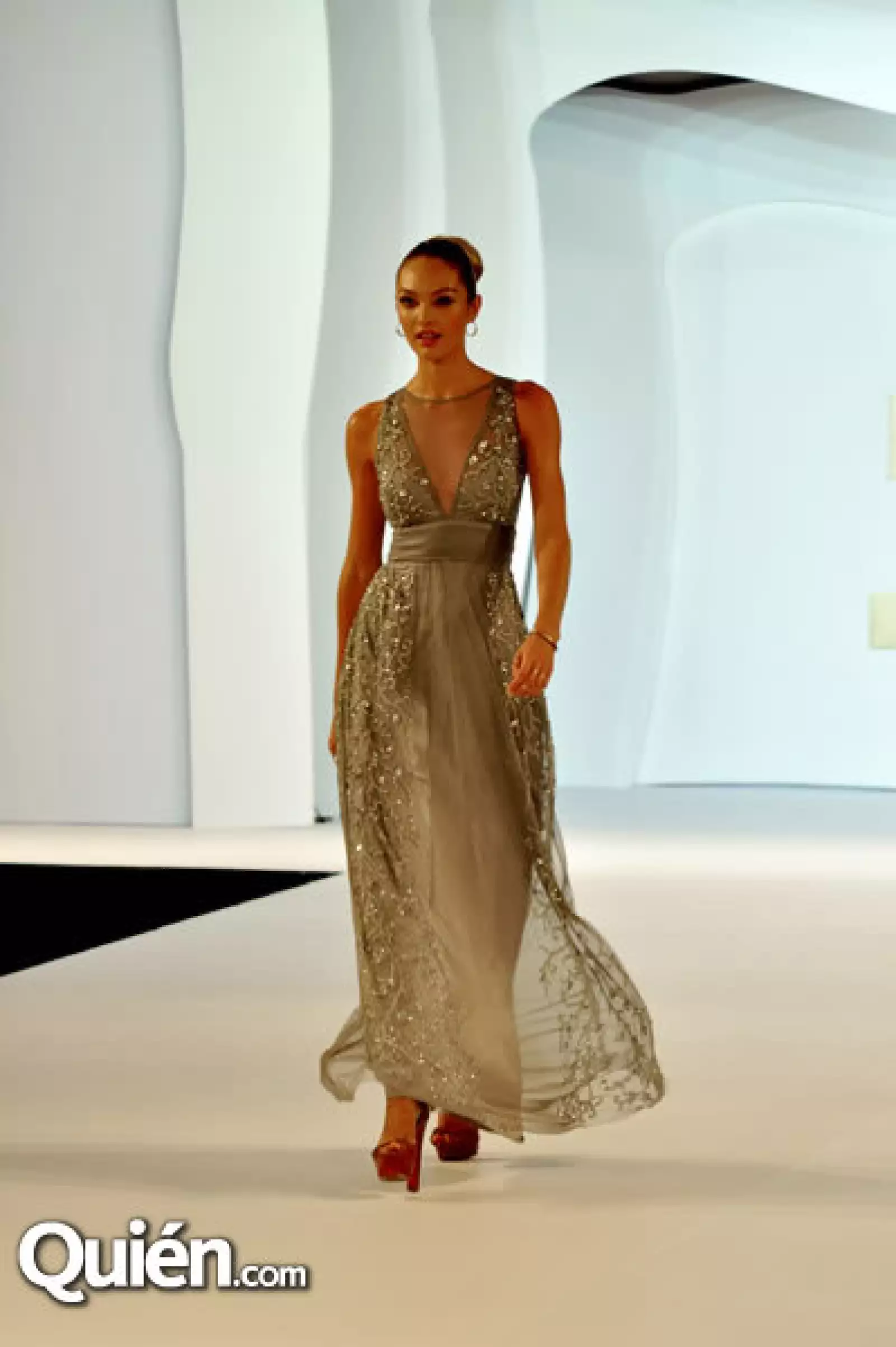 Candice Swanepoel en el Fashion Fest de Liverpool en el Club Industrial de Monterrey