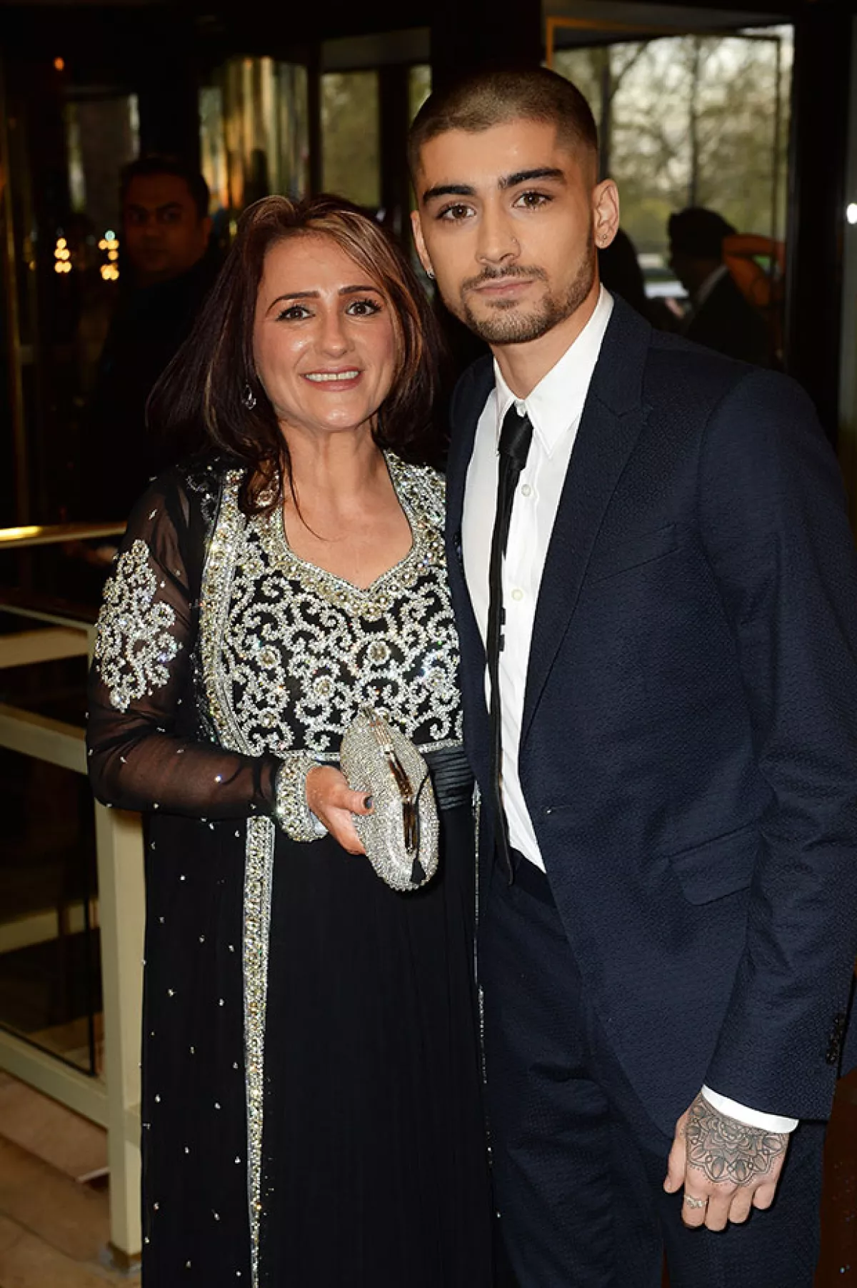Zayn acudió al evento acompañado de su mamá, Trishia.