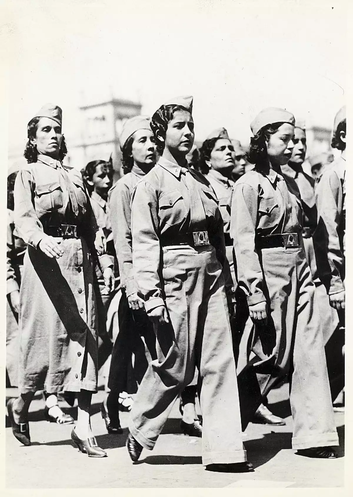 mujeres-desfile-militar