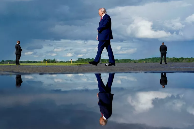 Estados Unidos El presidente Donald Trump camina al llegar al Aeropuerto Municipal de Morristown en Morristown, Nueva Jersey, EE. UU., el 23 de mayo de 2025. 