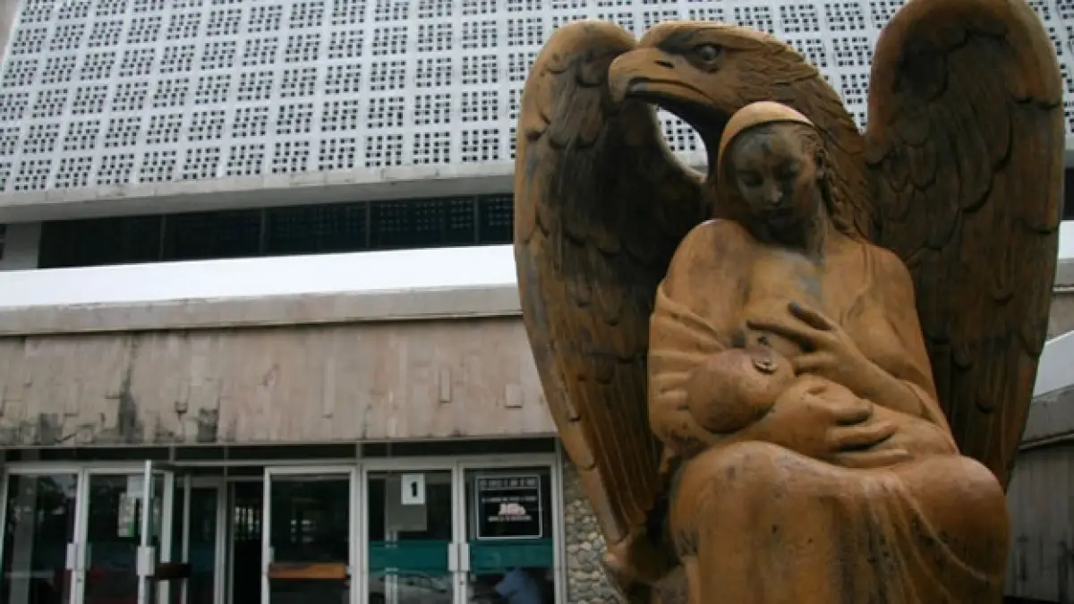 Fachada de las oficinas del IMSS en la Ciudad de México