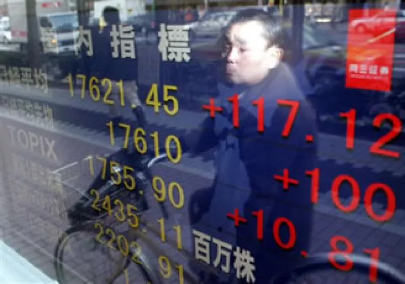 Japón no puede costear el financiamiento de riesgos eventuales, como la recuperación de desastres naturales, lo que ejerce más presión en el Banco Central para imprimir dinero. (Foto: AP)
