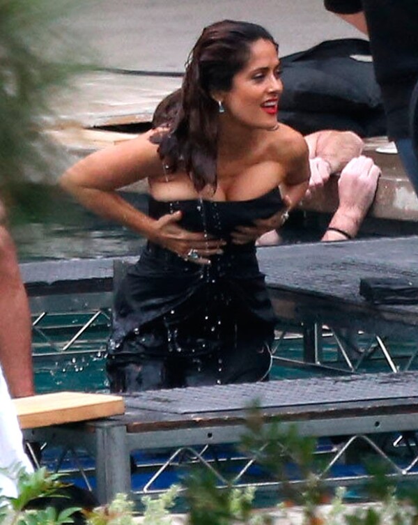Salma Hayek tuve que sostener su escote para evitar un accidente en una sesión fotográfica.