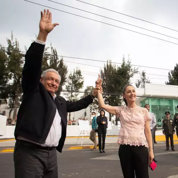 AMLO levanta la mano de Claudia Sheinbaum
