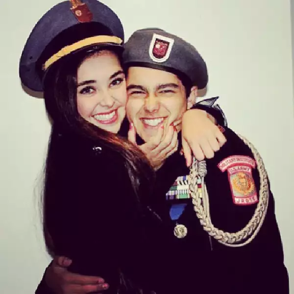 Para una fiesta de disfraces, parece que él reciclo su uniforme de la escuela militar.