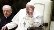 El papa Francisco es hospitalizado por una bronquitis que lo dejó afónico