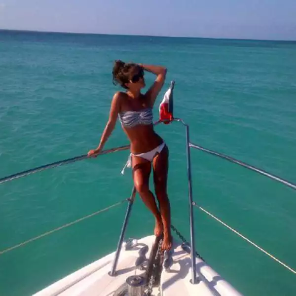 La ex RBD no dudó en posar en este traje de baño de dos piezas.