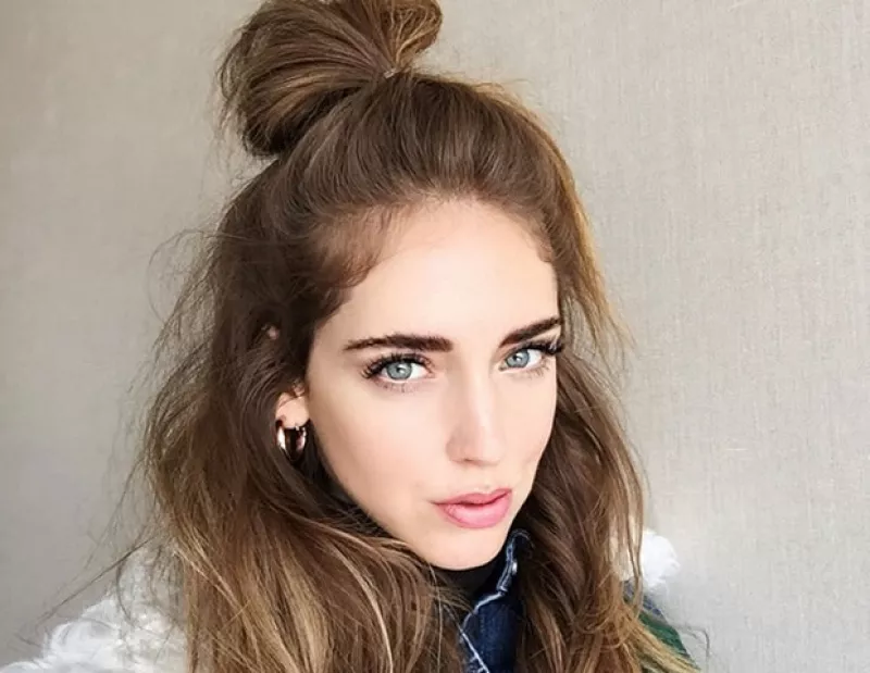 Si buscas un peinado espectacular para un streetstyle súper trendy, estás de suerte. El half bun llegó para quedarse.
