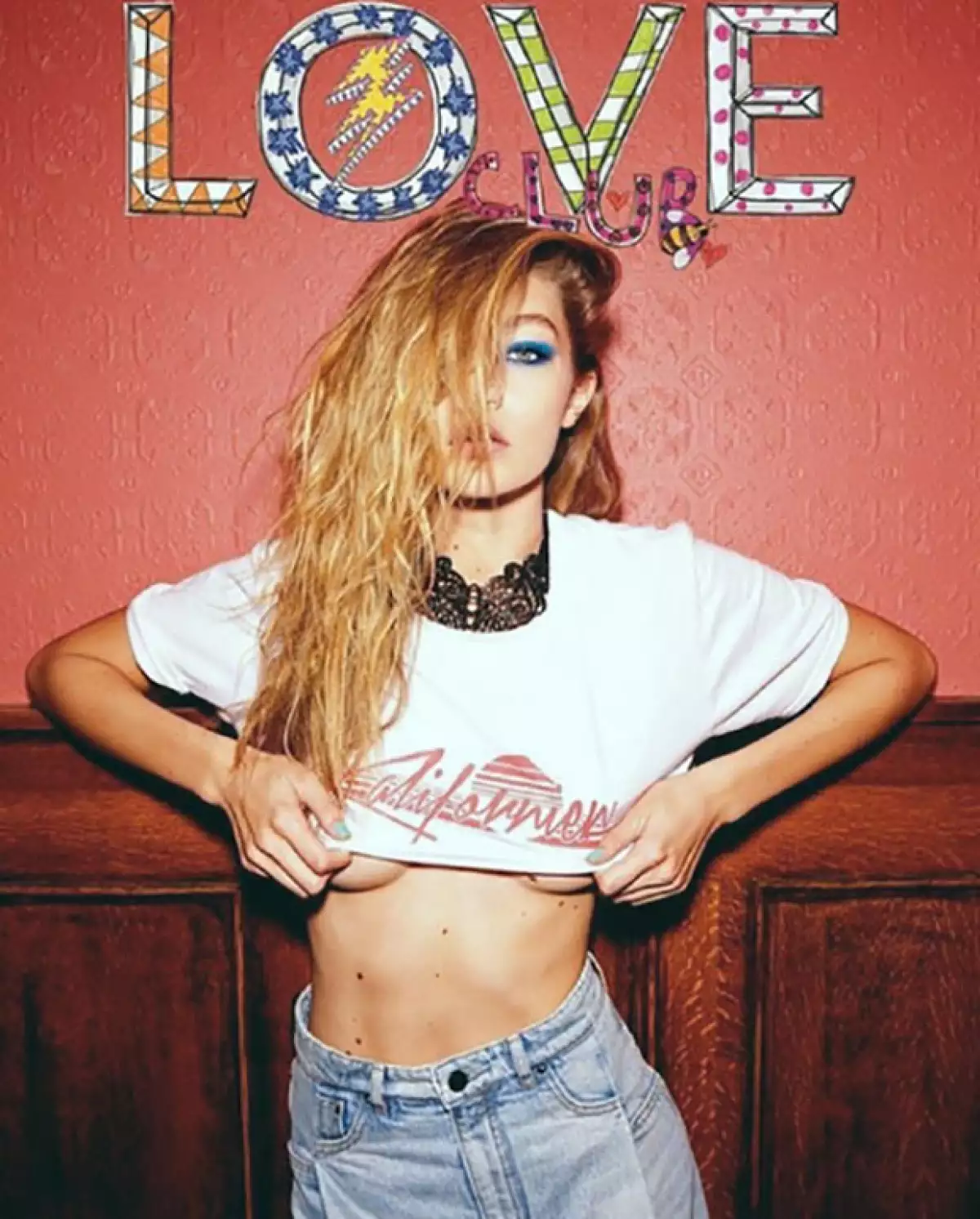 En pasarelas y shootings en los que muestra su estómago, sus lunares resaltan.