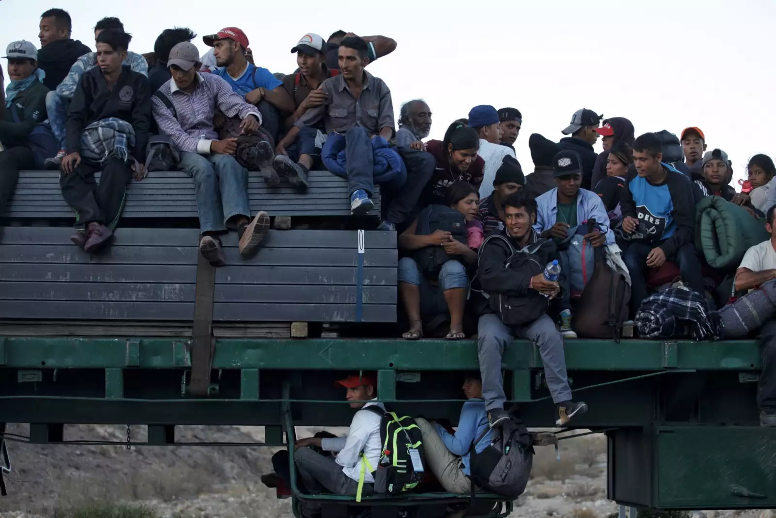 TECATE, BAJA CALIFORNIA, 20NOVIEMBRE2018.- Migrantes se trasladan en un trailer hacia Tijuana, luego de que caminaron alrededor de 40 kilómetros desde Mexicali. 
FOTO: ISAAC ESQUIVEL /CUARTOSCURO.COM