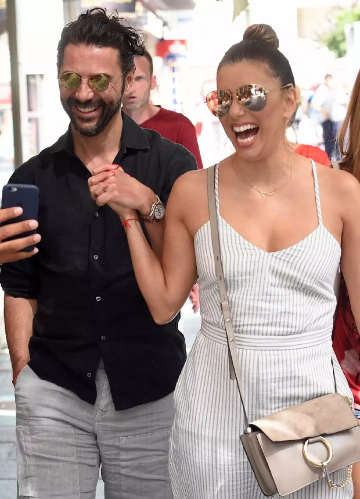 Durante un paseo por las calles de Marbella, la pareja de recién casados fue captada muy feliz y sonriente, al grado que parecía que se encontraban en una luna de miel extendida.