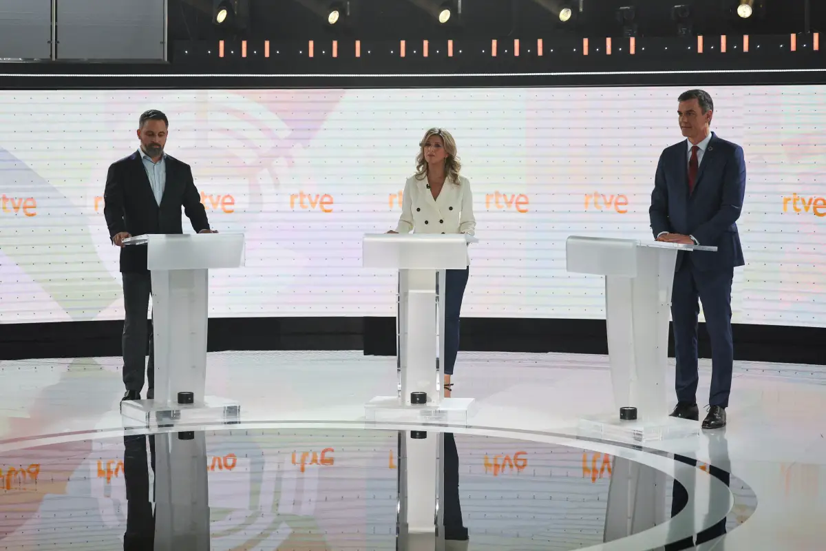 El líder de extrema derecha del partido Vox de España, Santiago Abascal, la líder de izquierda de Sumar, Yolanda Díaz, y el primer ministro y candidato socialista, Pedro Sánchez, asisten a un debate televisado antes de las elecciones anticipadas, en Madrid, España, el 19 de julio de 2023.