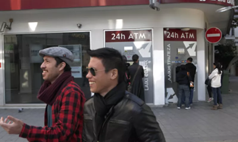 Los impuestos originalmente propuestos sobre los depósitos ascienden al 9.9% para los ahorros que excedan los 100,000 euros y del 6.7% a cualquier suma inferior. (Foto: AP)