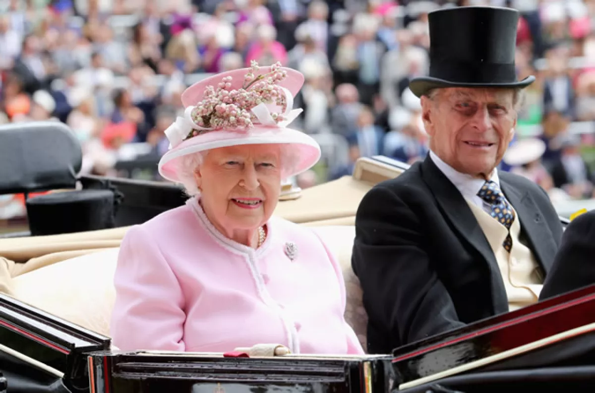 La reina Isabel II y su esposo, Felipe duque de Edimburgo, asisten al segundo día de Royal Ascot.