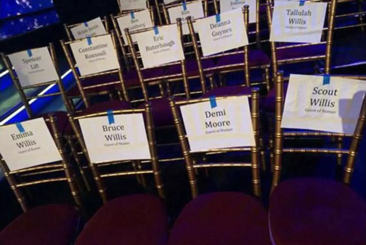 Así estaban acomodados los lugares de los invitados especiales.