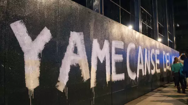 MÉXICO, D.F., 07NOVIEMBRE2014.- Ciudadanos convocados por redes sociales se concentraron en la glorieta del Ángel de la Independencia para exigir justicia por el caso de la desaparición forzada de los 43 normalistas de Ayotzinapa a 33 días del aconteci