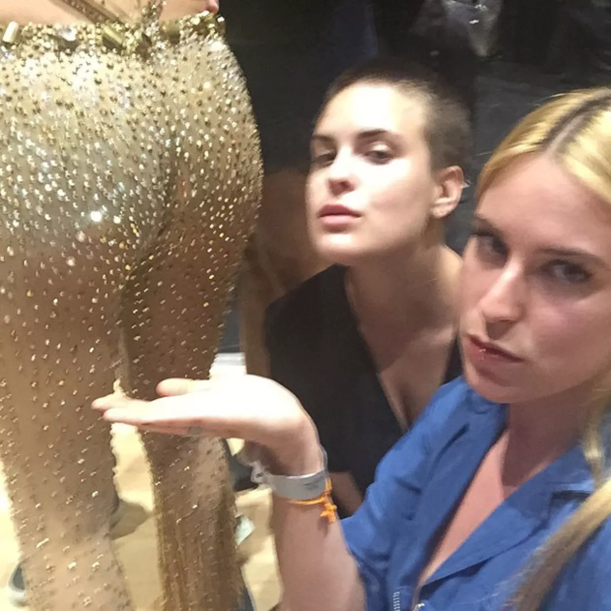 Tallulah y Scout Willis bromearon de esta forma con el booty de su hermana, quien lucía su traje de salsa.