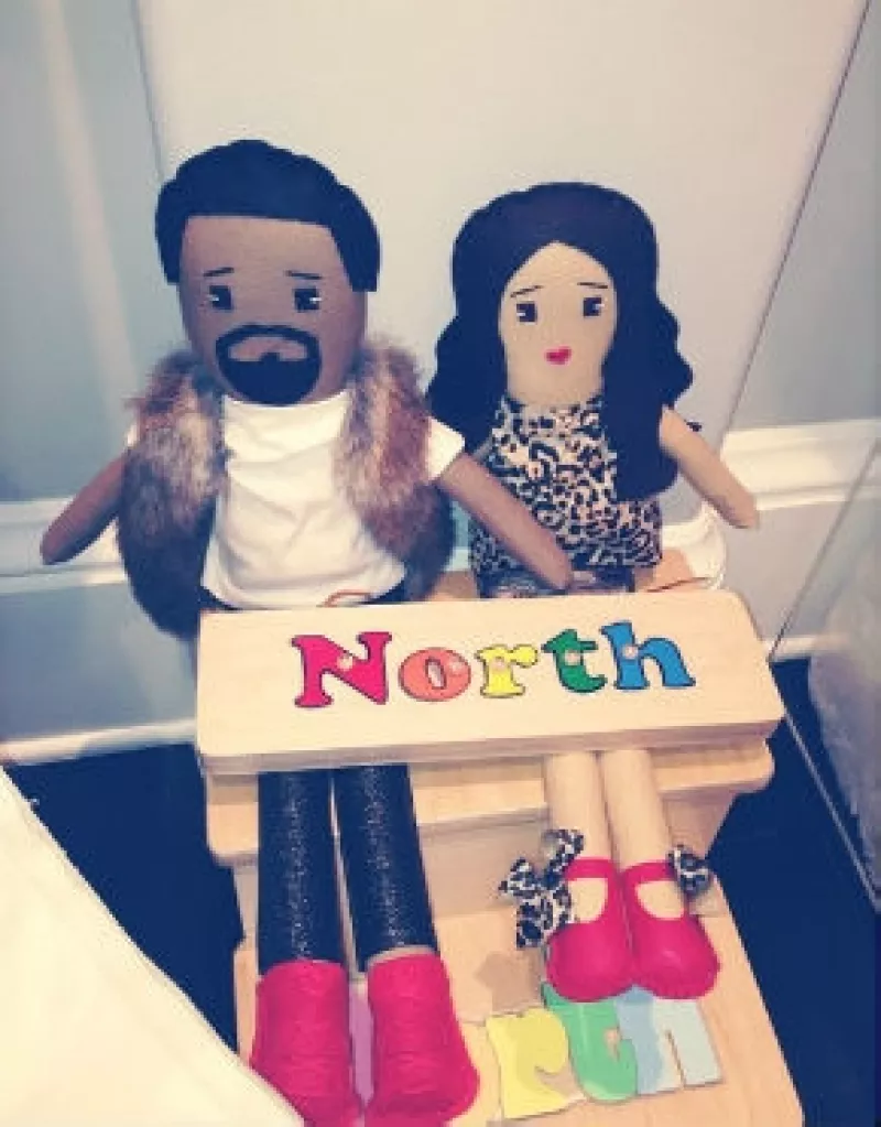 Khloé Kardashian dio a conocer que su sobrina recibió unos regalos muy especiales y personalizados, se tratan de muñecos diseñados a imagen de la pequeña North, Kanye y Kim.