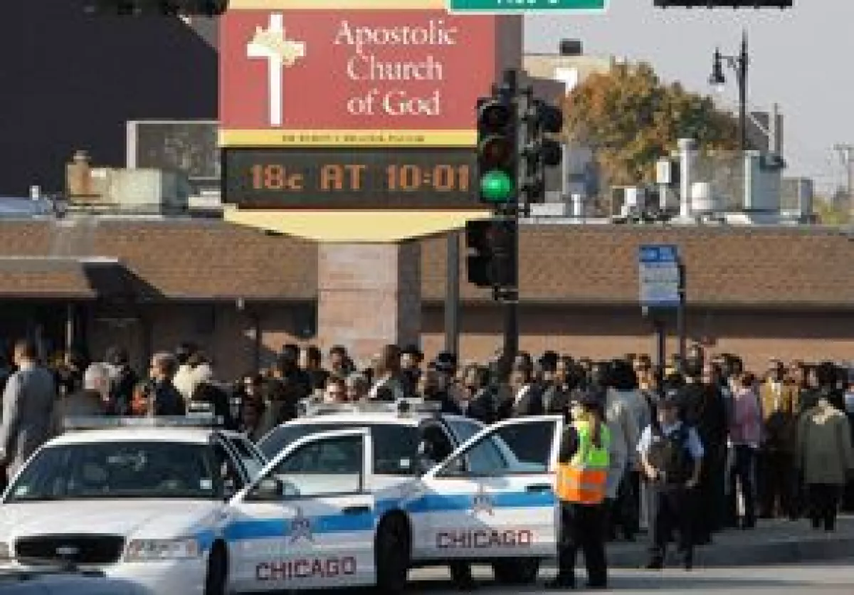 Mucha seguridad reinó durante el funeral de los familiares de la cantante.