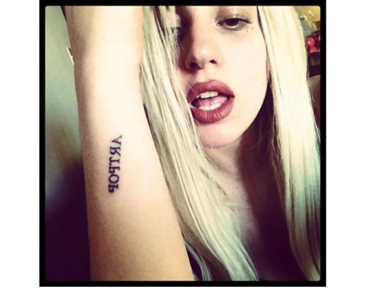 Lady Gaga compartió la imagen de su nuevo tatuaje.