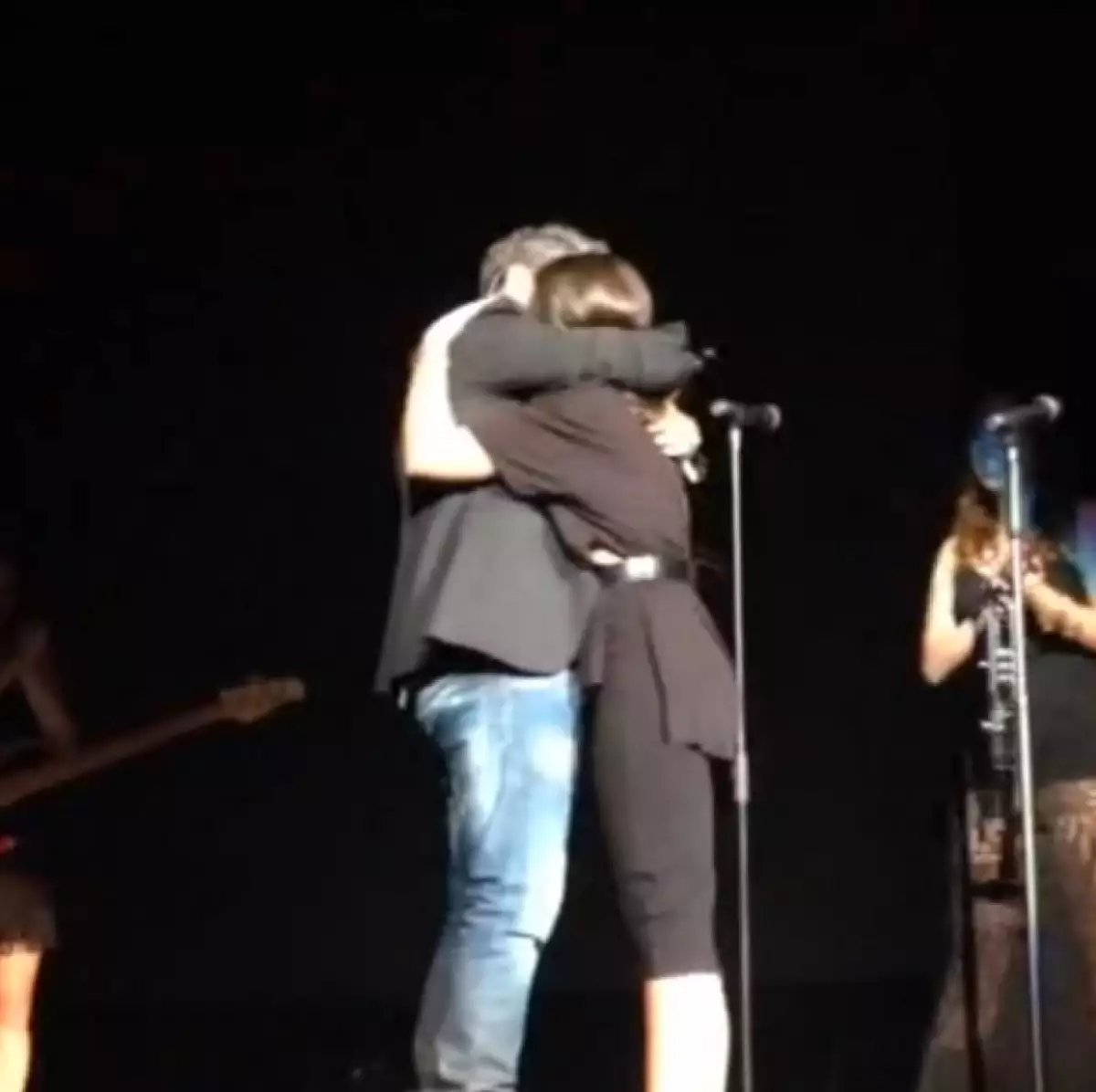 Definitivamente Manuela Sanz ya no es una niña; pero además parece que quiere seguir los pasos de su padre, pues lo acompañó en el escenario durante su presentación en Guadalajara.