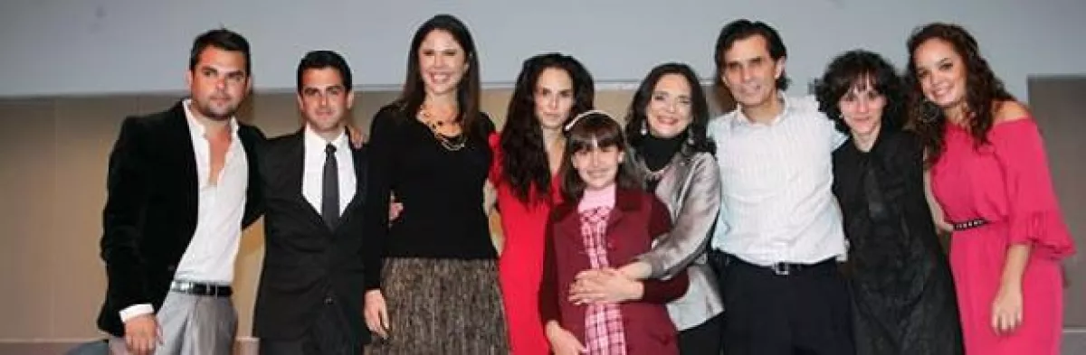 La obra cumplió las 100 representaciones. Aquí las madrinas y el elenco.