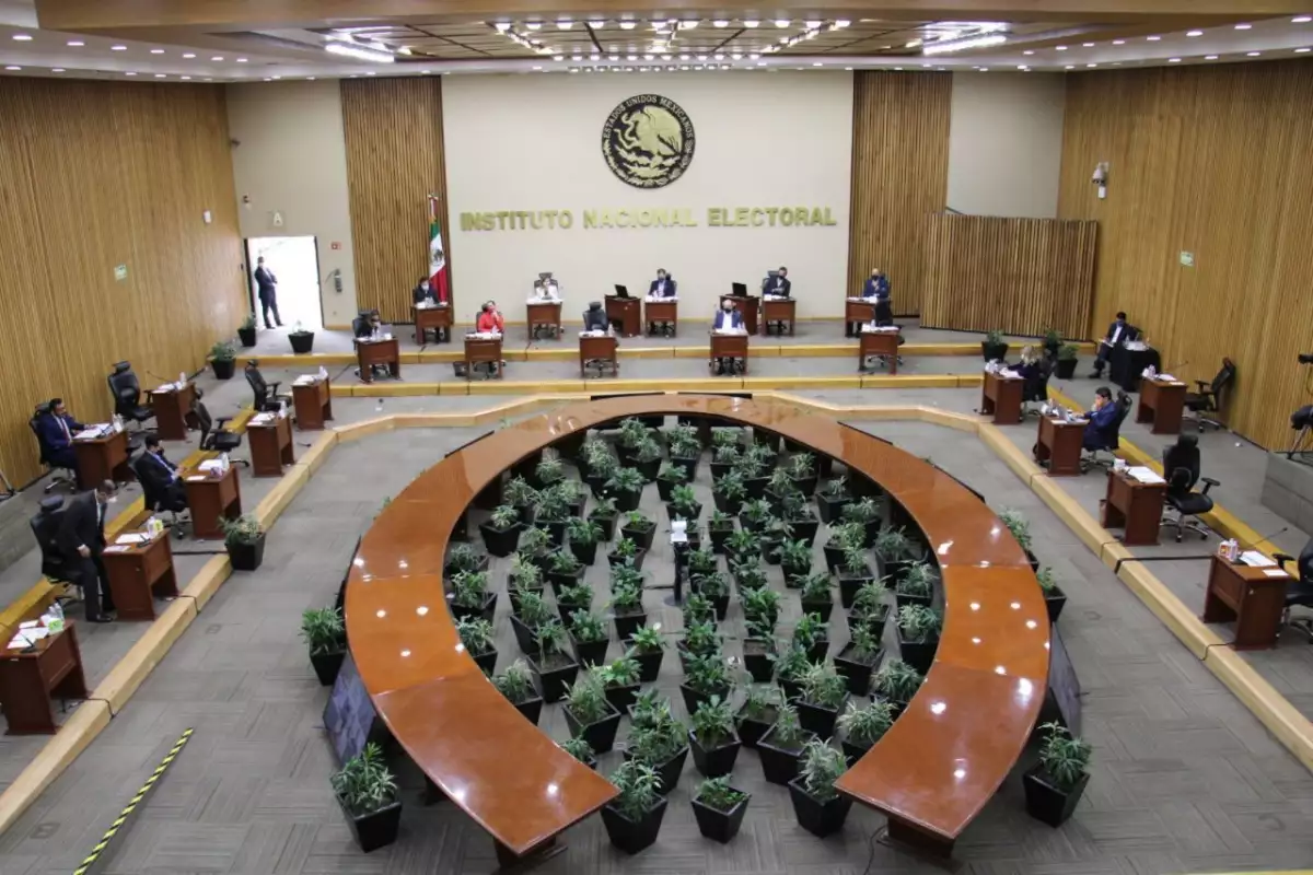 INE en sesión semipresencial