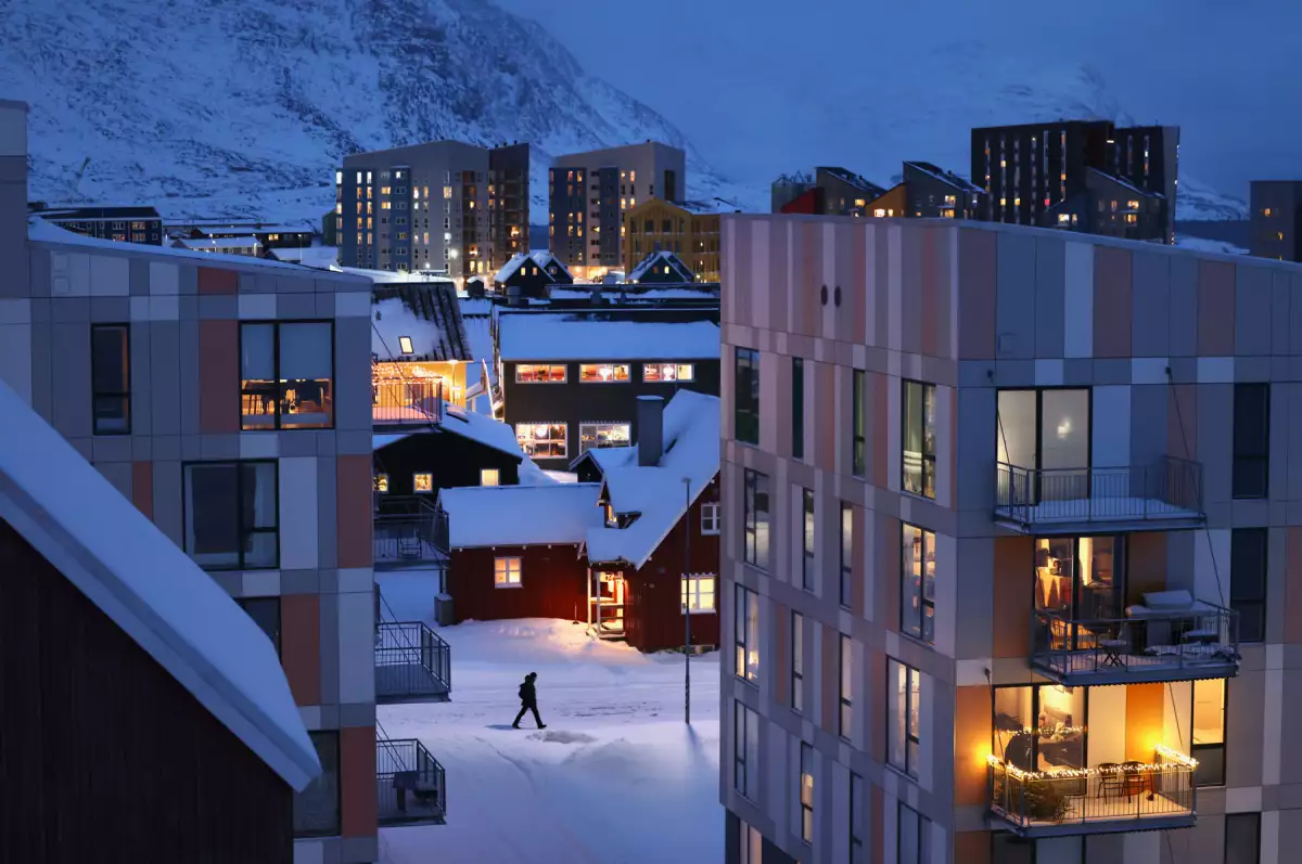 Un hombre camina por una calle cubierta de nieve entre edificios residenciales en el centro de la ciudad el 19 de enero de 2026 en Nuuk, Groenlandia. Los líderes europeos están programados para reunirse a finales de esta semana para formular su respuesta a los EE. UU. La reciente amenaza del presidente Donald Trump de aranceles punitivos contra los países que obstruyan su deseo de adquirir Groenlandia.