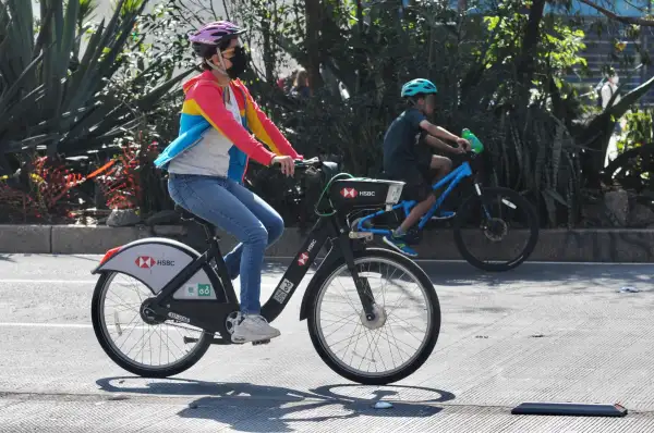 Mujer se desplaza en Ecobici.