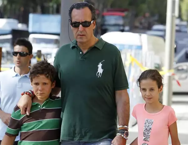 Su papá, Jaime de Marichalar, es mucho más estricto con él. Aquí con su hermana menor, Victoria.
