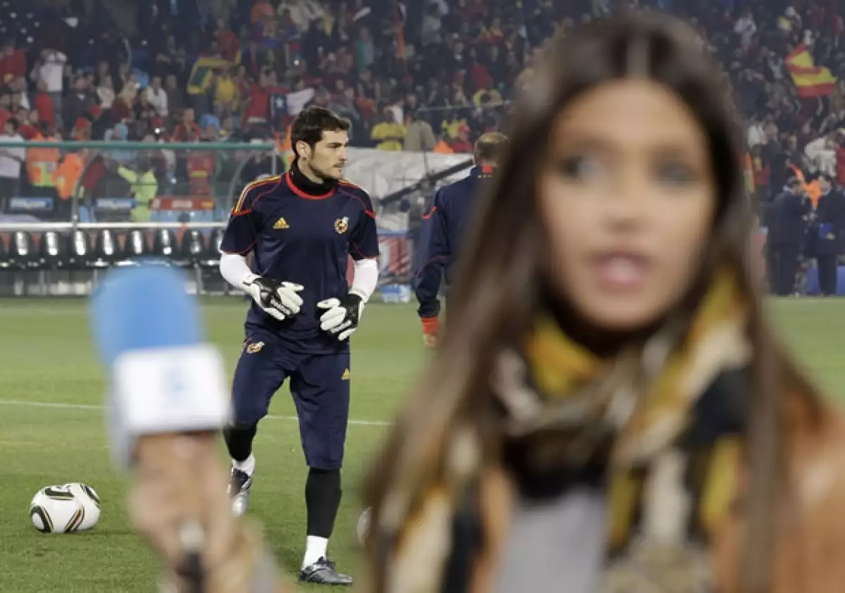 Sara fue la encargada de entrevistar para Telecinco a su novio después de los partidos de la selección española.