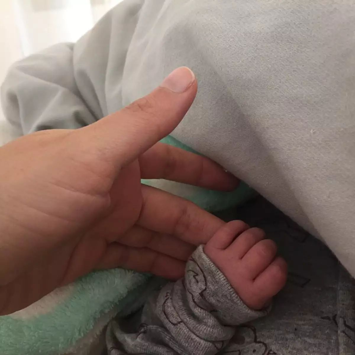 La conductora aparece arrullando a su hija Elah de la forma más amorosa, presumiéndola a solo unas semanas de haber nacido.