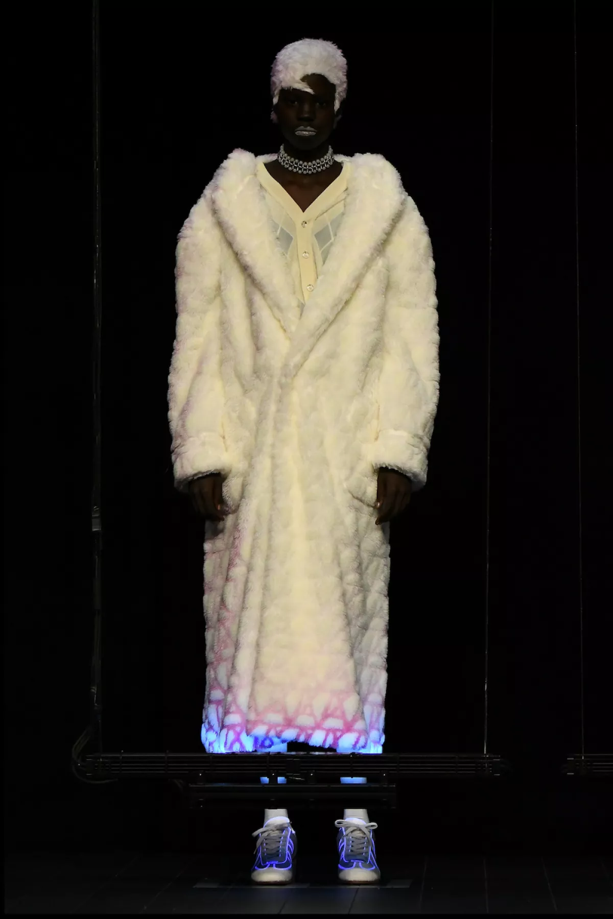 En marzo Anrealage presento piezas que cambiaban de color con luz ultravioleta. 