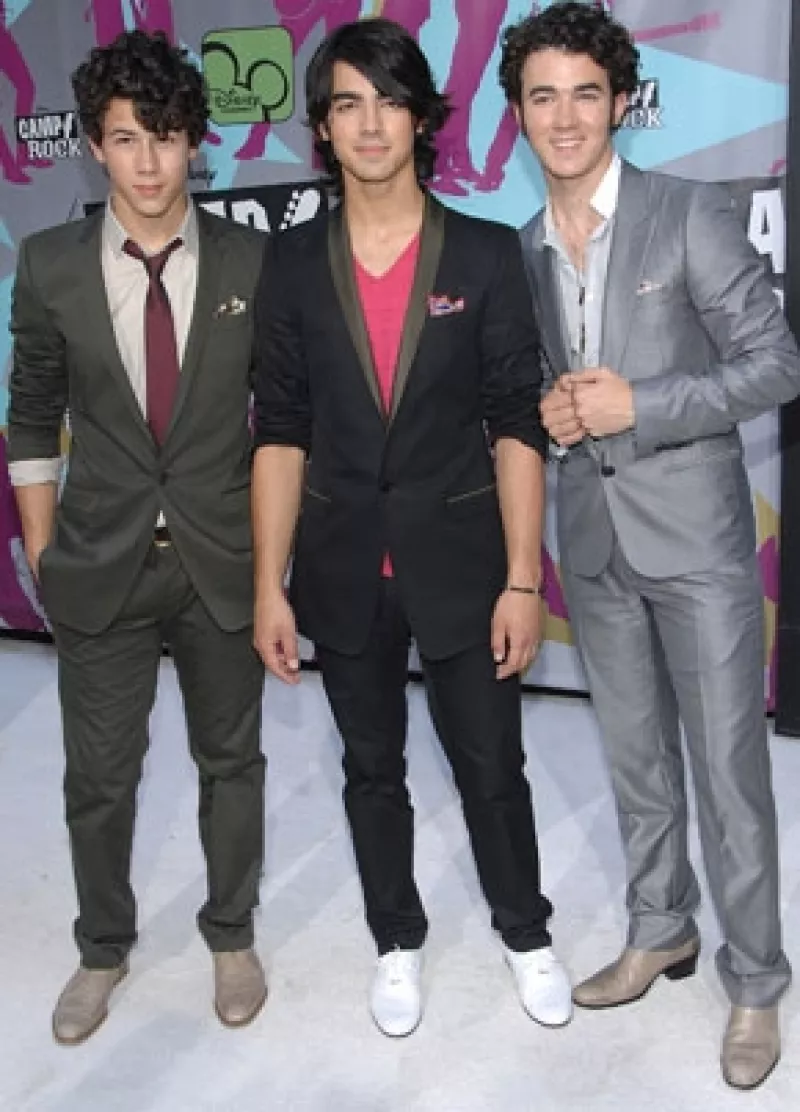 La nueva temporada sigue a los tres hermanos Kevin, Nick y Joe Lucas, quienes inician nuevas cosas por hacer.