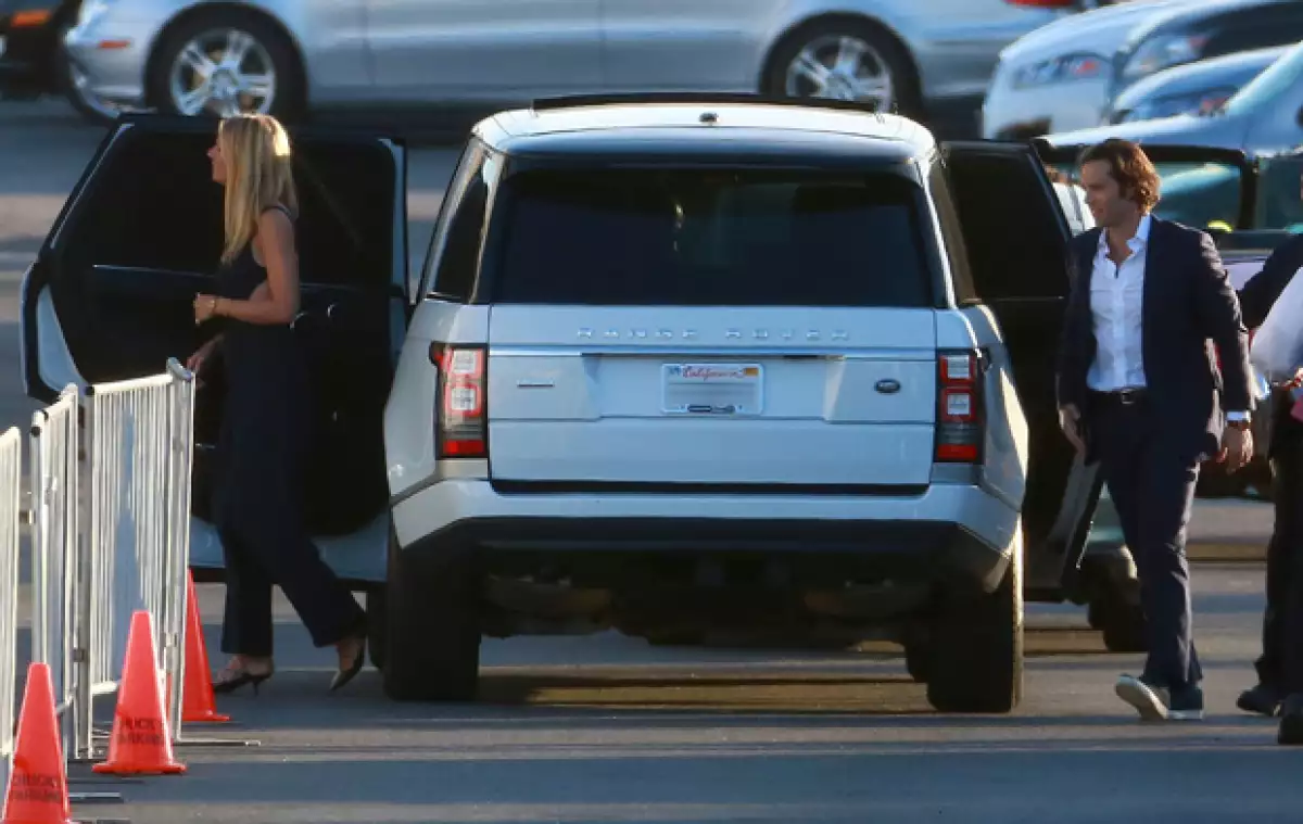 Gwyneth Paltrow, su compañera en la película "Iron Man", fue vista llegando con Brad Falchuk, su supuesta nueva relación.