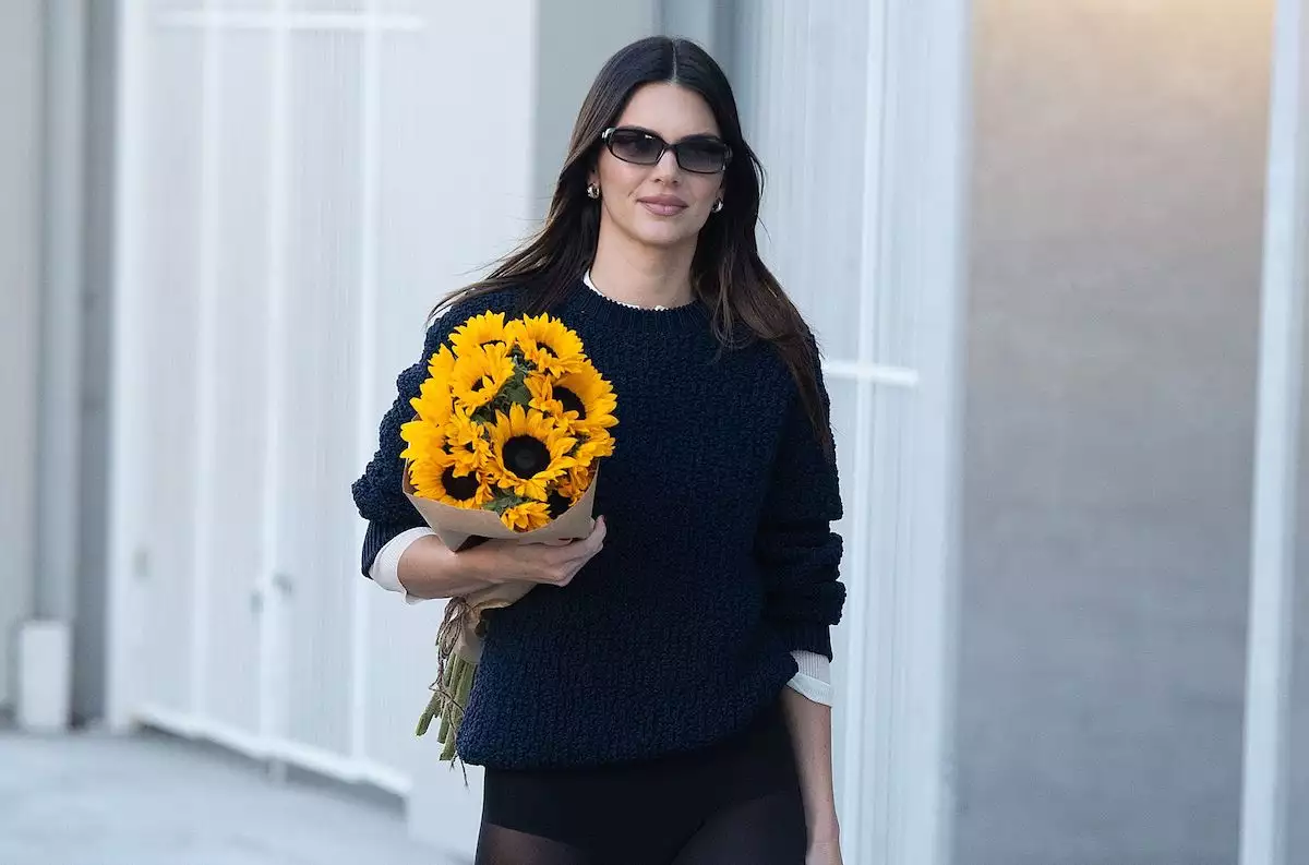 EXCLUSIVE - Kendall Jenner sneaking out of a photoshoot for FWRD, Los Angeles, CA, USA - 20 Nov 2022