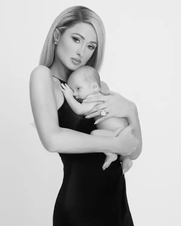 Paris Hilton aparece junto a su hijo Phoenix en una serie de fotos en blanco y negro