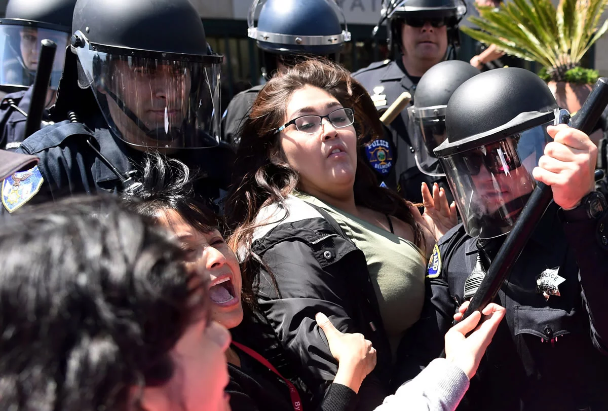 Varias personas dañaron un coche de policía en California, rompiendo su ventana trasera antes de saltar en él y patear sus puertas.
